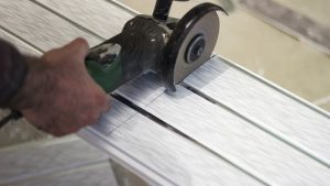 how to cut vinyl siding