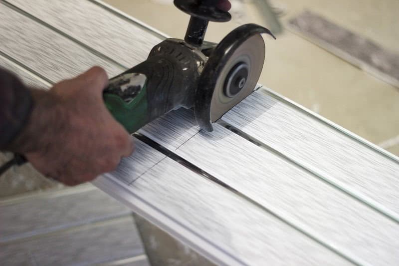 how to cut vinyl siding