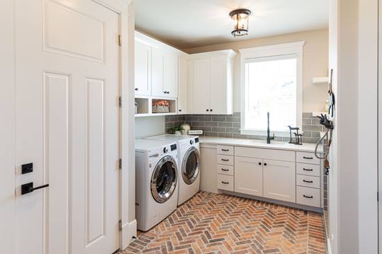 Backsplash with Fishbone and Pattern Floor